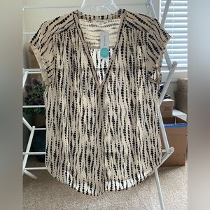NWT Monday Fun - Stitch Fix - Lillian V-neck shirt, Cream/Black M